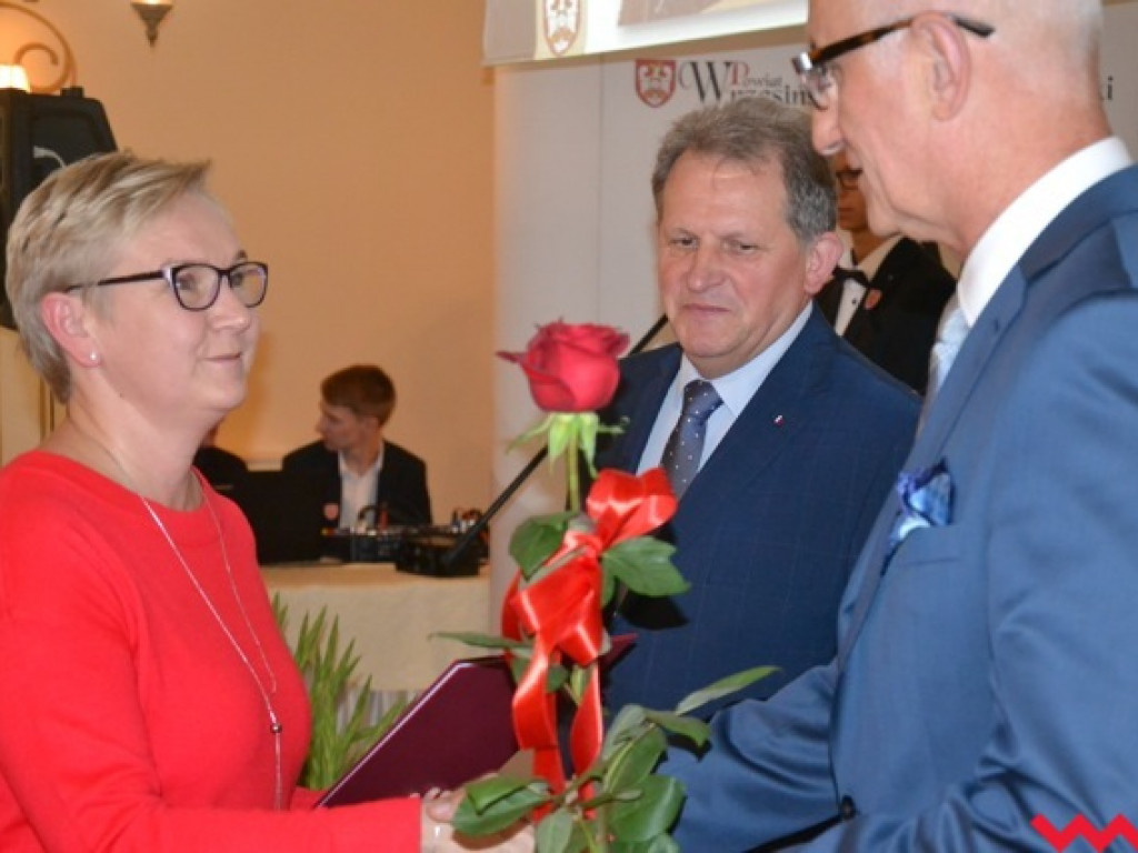 Kwiaty, medale, statuetki i pieniądze dla nauczycieli powiatowych szkół