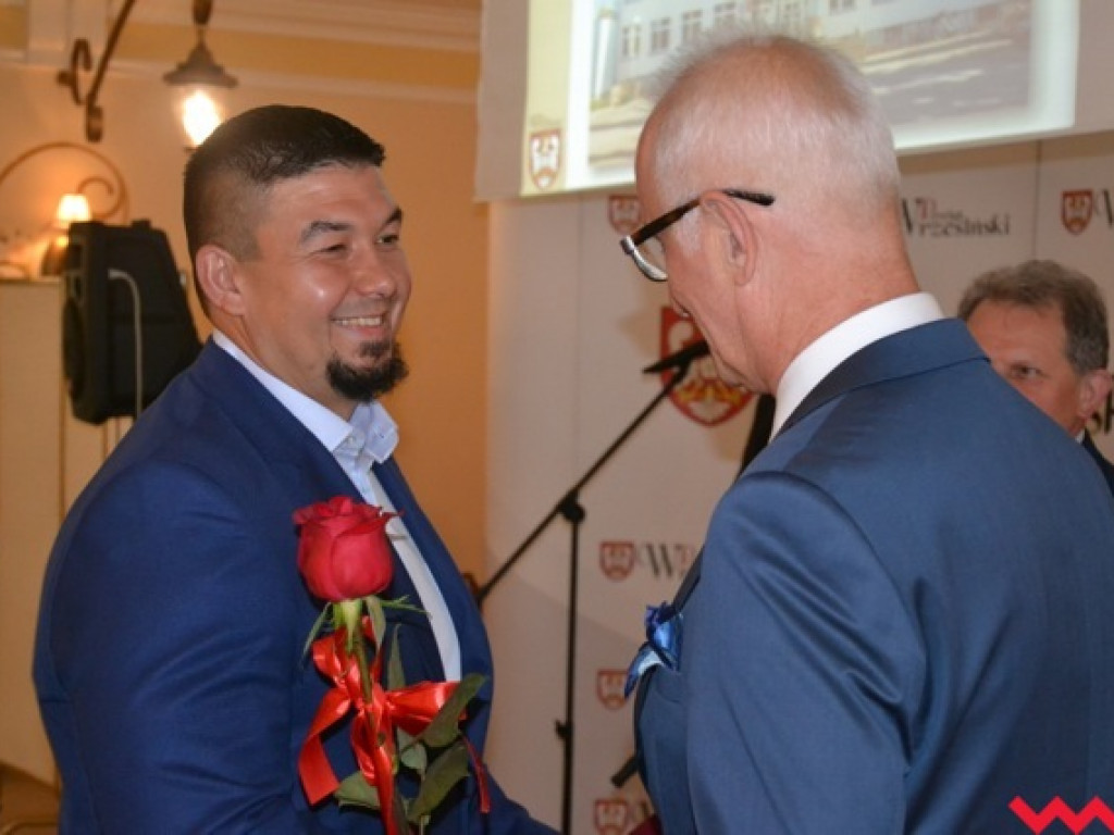 Kwiaty, medale, statuetki i pieniądze dla nauczycieli powiatowych szkół