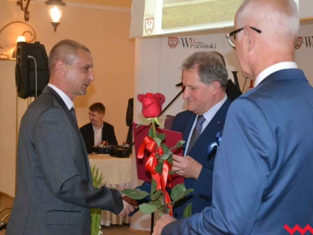 Kwiaty, medale, statuetki i pieniądze dla nauczycieli powiatowych szkół