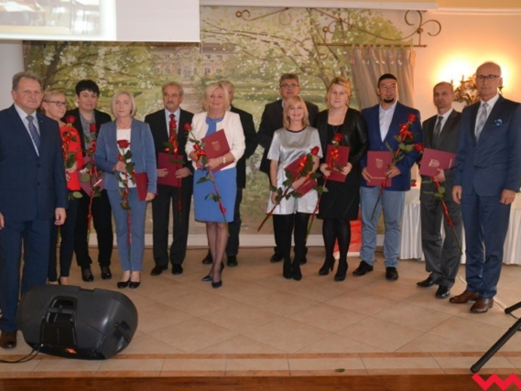 Kwiaty, medale, statuetki i pieniądze dla nauczycieli powiatowych szkół