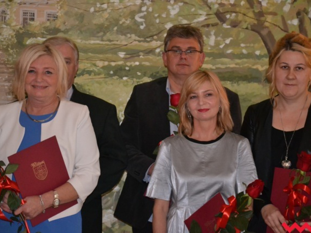 Kwiaty, medale, statuetki i pieniądze dla nauczycieli powiatowych szkół