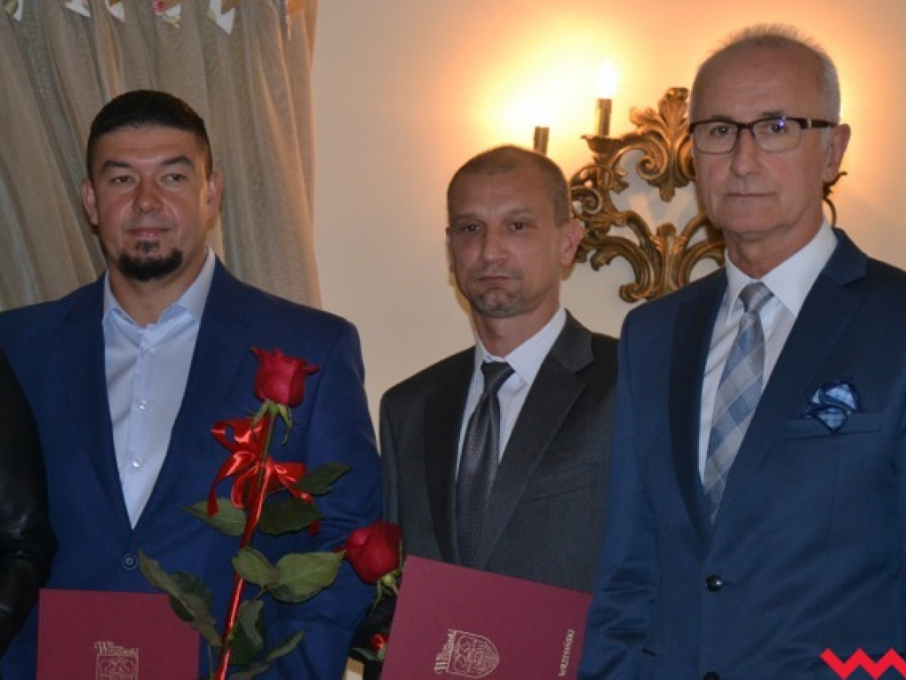 Kwiaty, medale, statuetki i pieniądze dla nauczycieli powiatowych szkół
