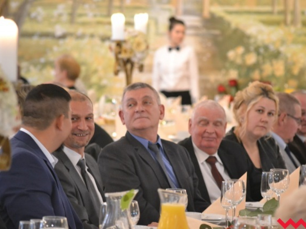 Kwiaty, medale, statuetki i pieniądze dla nauczycieli powiatowych szkół