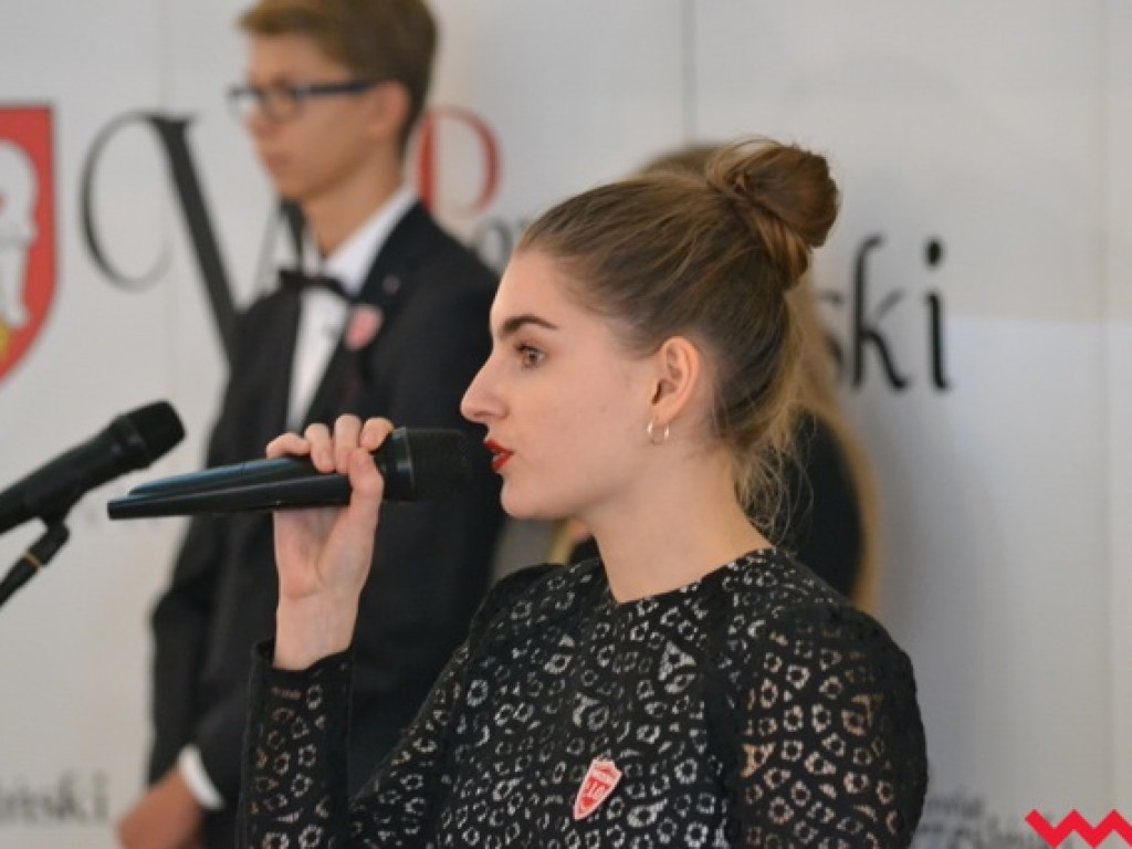 Kwiaty, medale, statuetki i pieniądze dla nauczycieli powiatowych szkół
