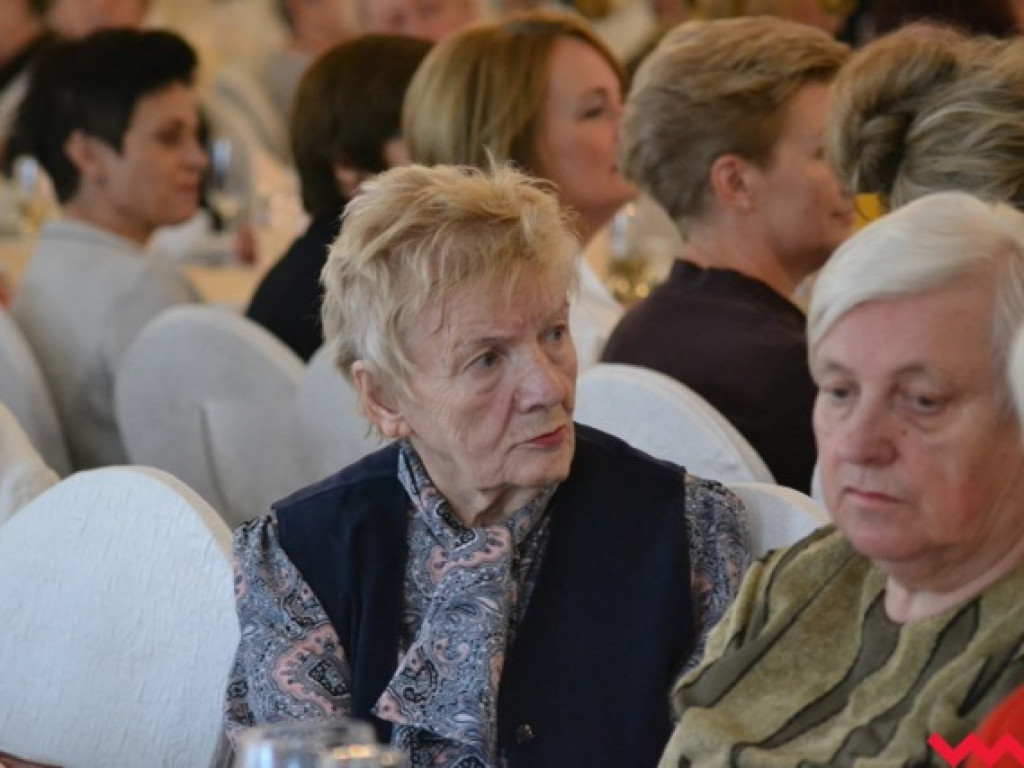 Kwiaty, medale, statuetki i pieniądze dla nauczycieli powiatowych szkół