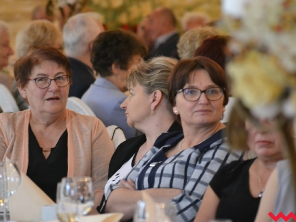 Kwiaty, medale, statuetki i pieniądze dla nauczycieli powiatowych szkół