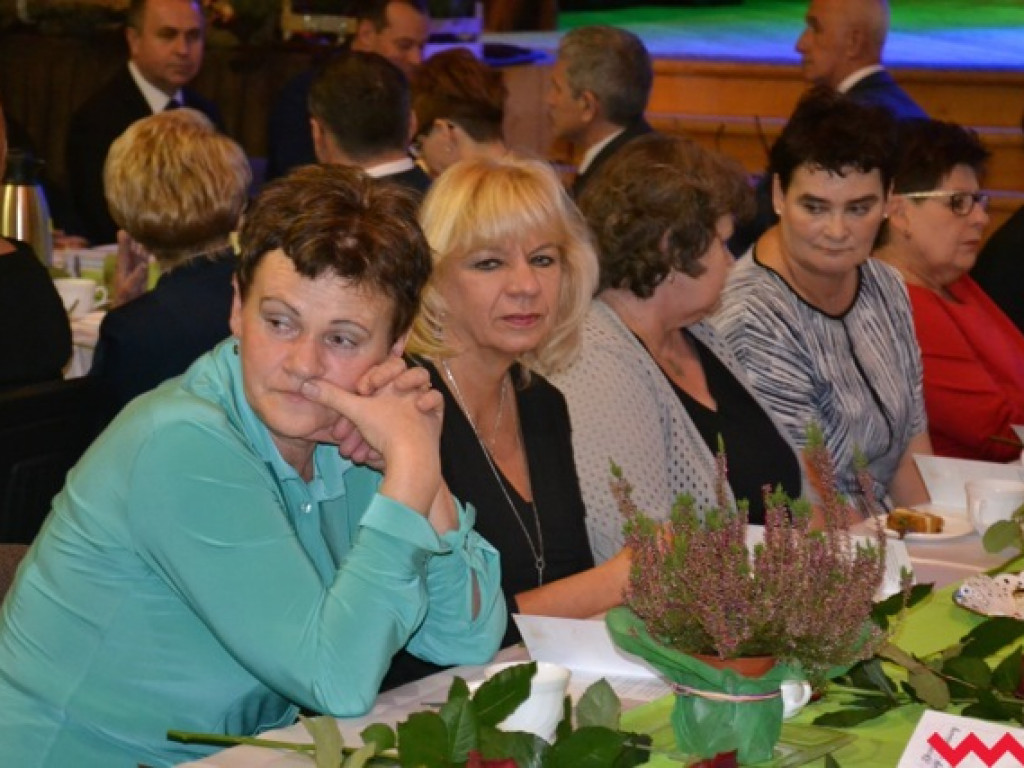 Burmistrz hojnie nagrodził nauczycieli i dyrektorów gminnych placówek