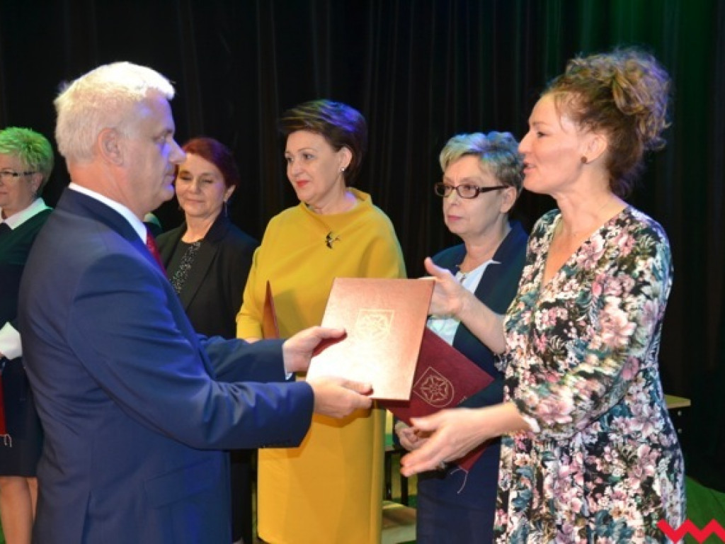 Burmistrz hojnie nagrodził nauczycieli i dyrektorów gminnych placówek
