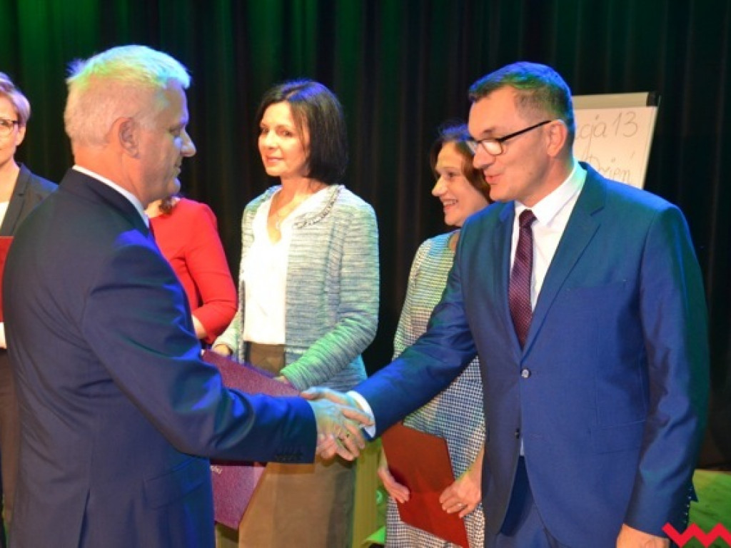 Burmistrz hojnie nagrodził nauczycieli i dyrektorów gminnych placówek