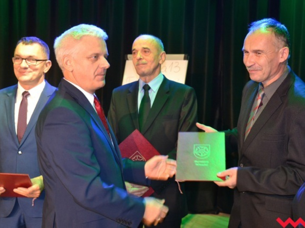Burmistrz hojnie nagrodził nauczycieli i dyrektorów gminnych placówek