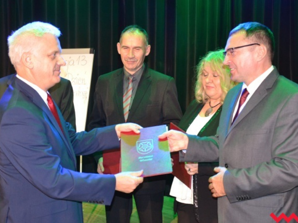 Burmistrz hojnie nagrodził nauczycieli i dyrektorów gminnych placówek