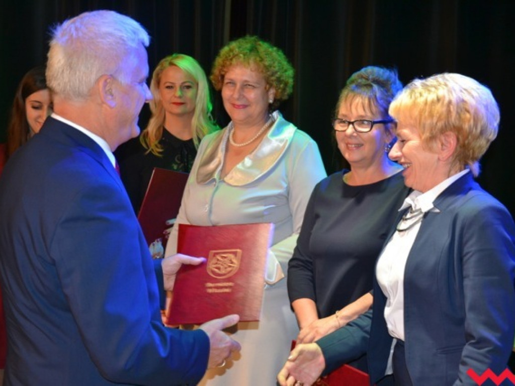 Burmistrz hojnie nagrodził nauczycieli i dyrektorów gminnych placówek