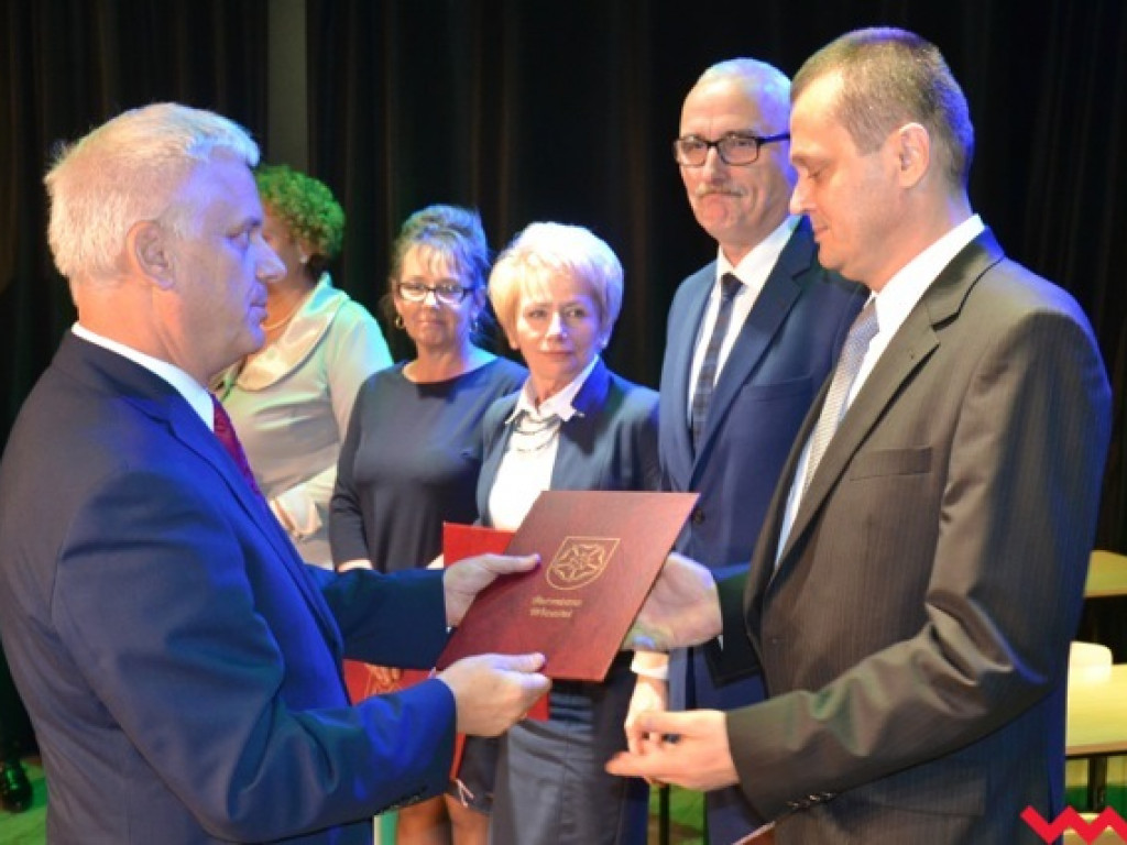 Burmistrz hojnie nagrodził nauczycieli i dyrektorów gminnych placówek