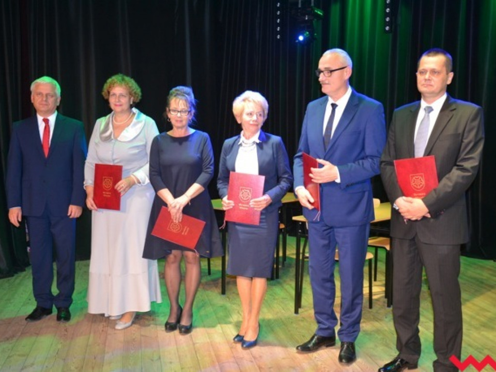 Burmistrz hojnie nagrodził nauczycieli i dyrektorów gminnych placówek