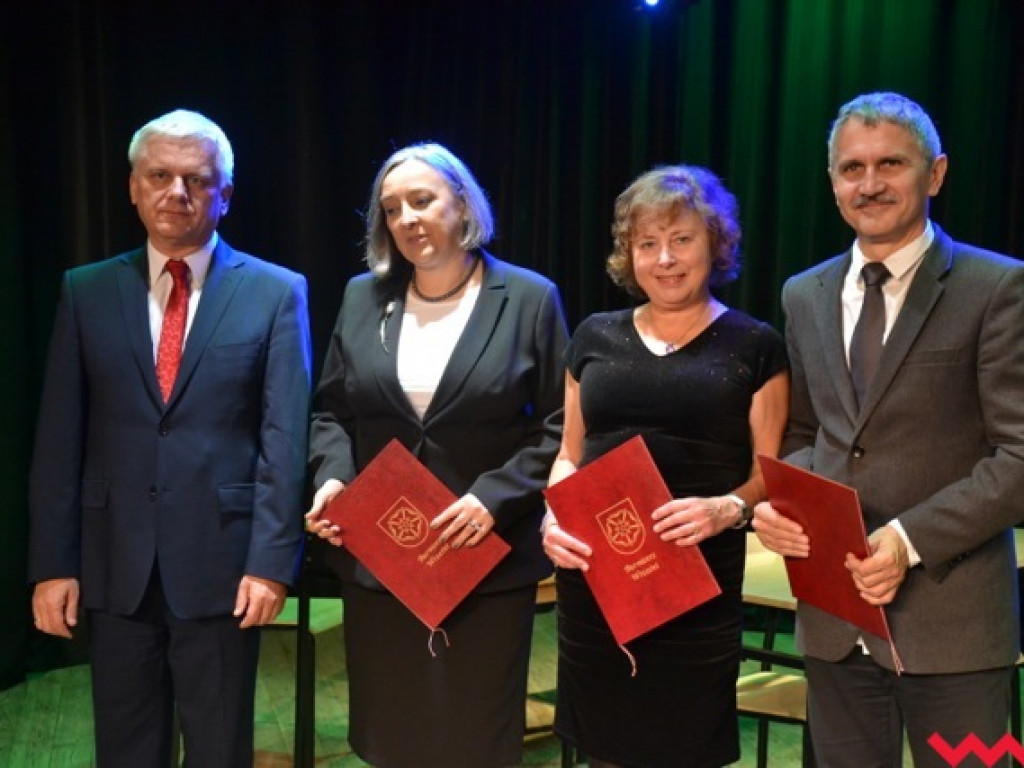 Burmistrz hojnie nagrodził nauczycieli i dyrektorów gminnych placówek
