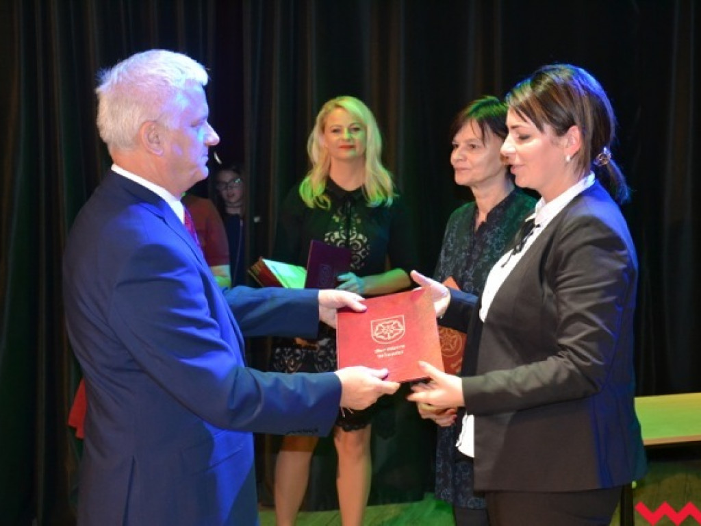 Burmistrz hojnie nagrodził nauczycieli i dyrektorów gminnych placówek