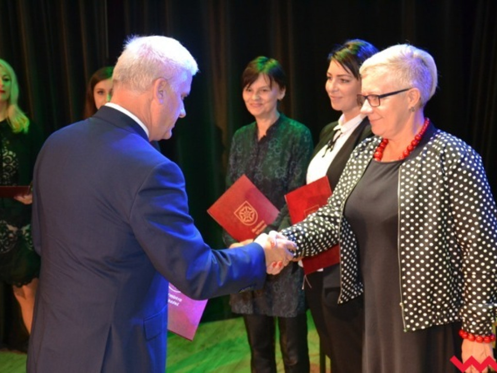 Burmistrz hojnie nagrodził nauczycieli i dyrektorów gminnych placówek