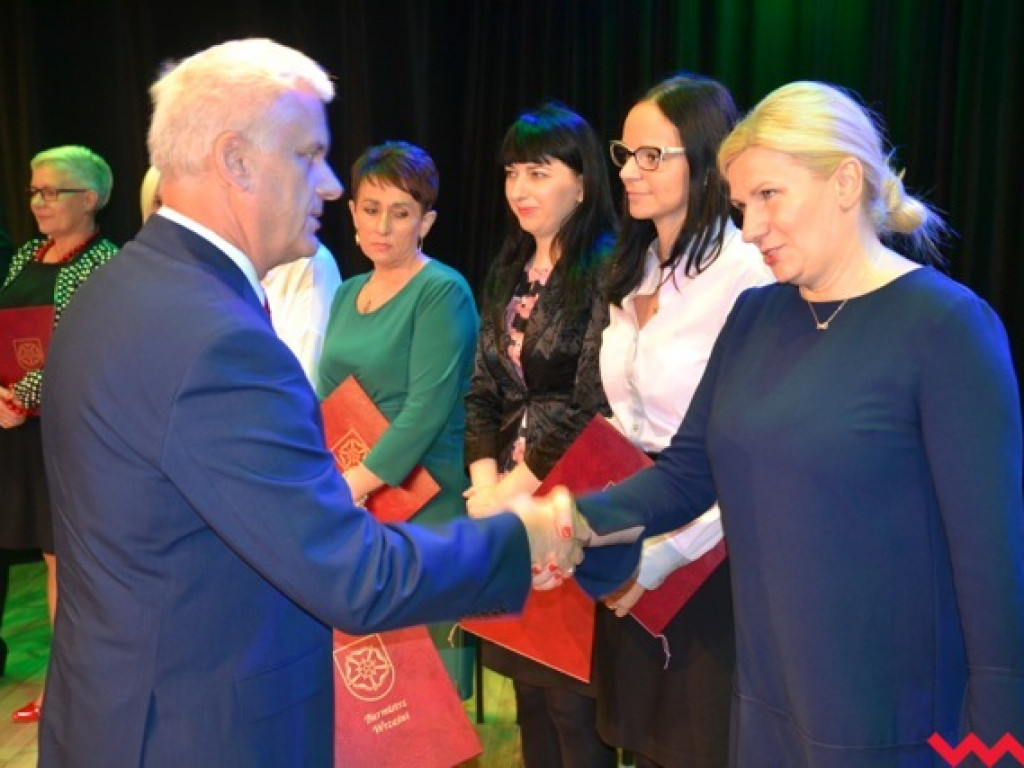 Burmistrz hojnie nagrodził nauczycieli i dyrektorów gminnych placówek