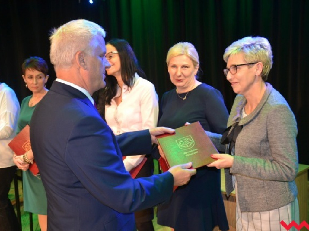 Burmistrz hojnie nagrodził nauczycieli i dyrektorów gminnych placówek