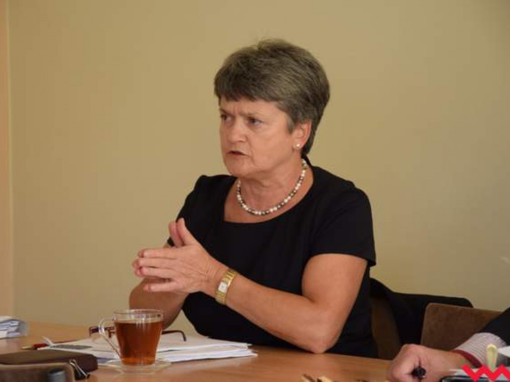 Wójt Teresa Waszak ucieka do przodu i proponuje gruntowną reformę oświaty. Radnych zatkało z wrażenia