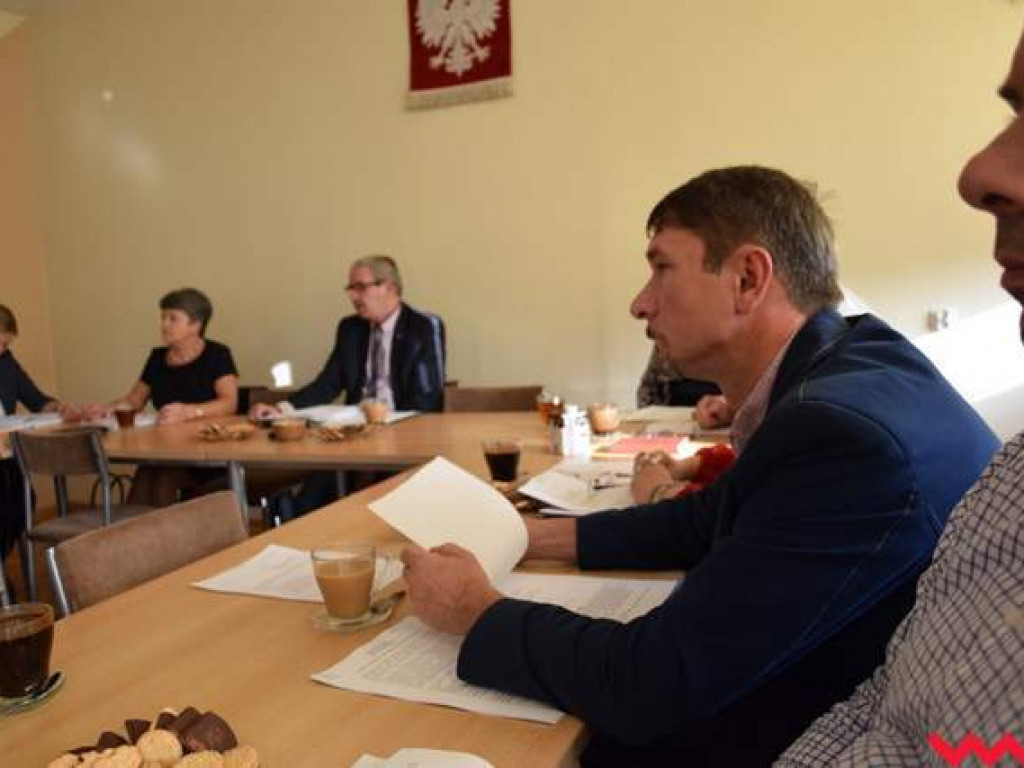 Wójt Teresa Waszak ucieka do przodu i proponuje gruntowną reformę oświaty. Radnych zatkało z wrażenia