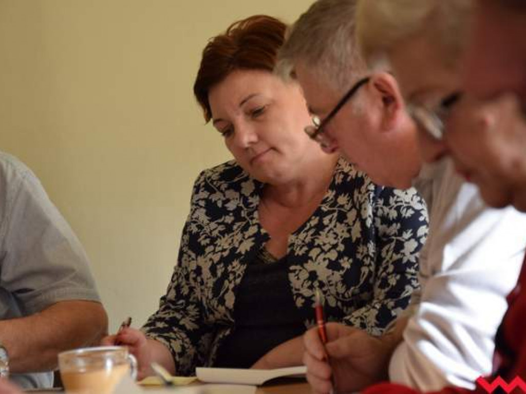 Wójt Teresa Waszak ucieka do przodu i proponuje gruntowną reformę oświaty. Radnych zatkało z wrażenia