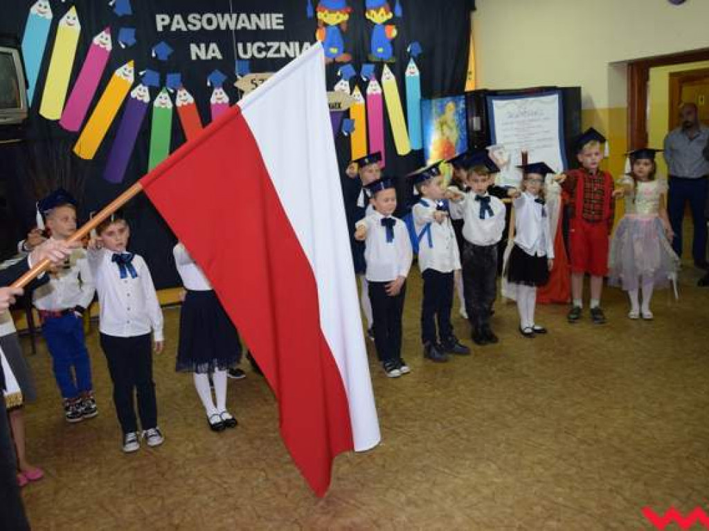 Nowy narybek Zespołu Szkolno-Przedszkolnego w Kołaczkowie. Dyrektor dokonała aktu pasowania na pierwszoklasistów