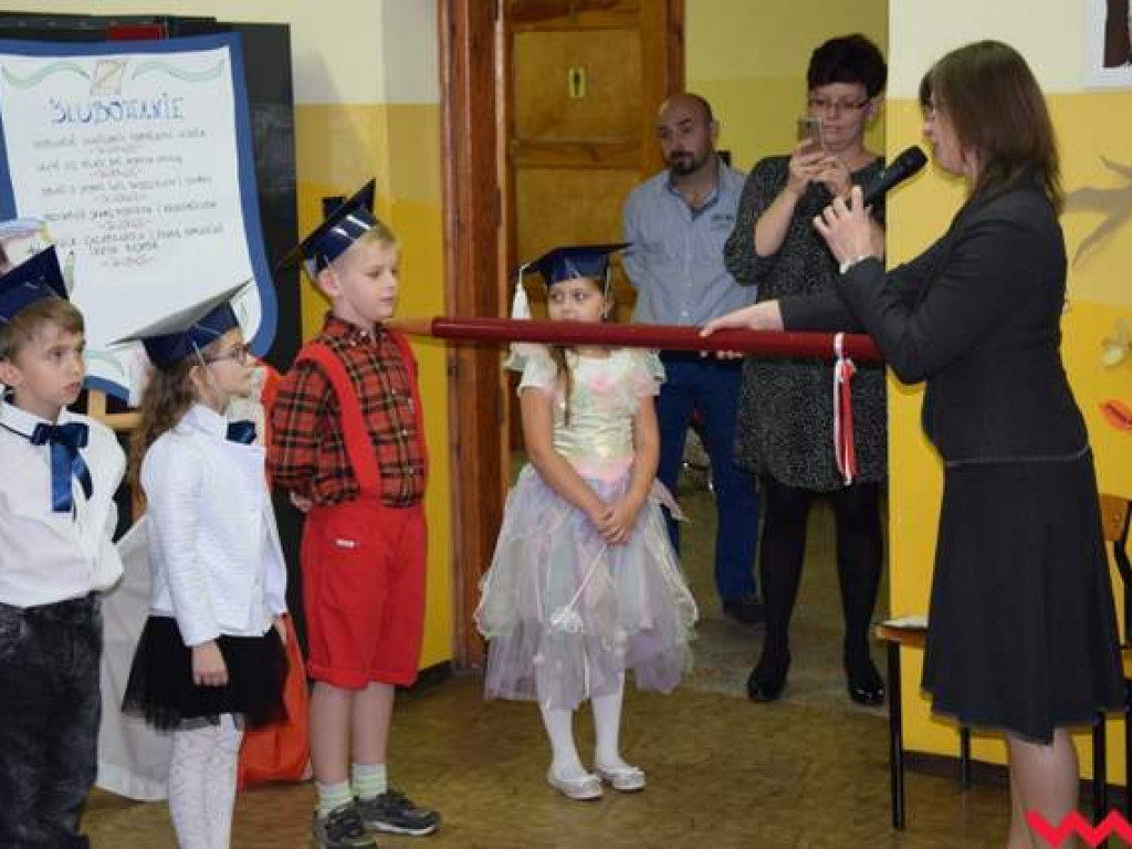 Nowy narybek Zespołu Szkolno-Przedszkolnego w Kołaczkowie. Dyrektor dokonała aktu pasowania na pierwszoklasistów