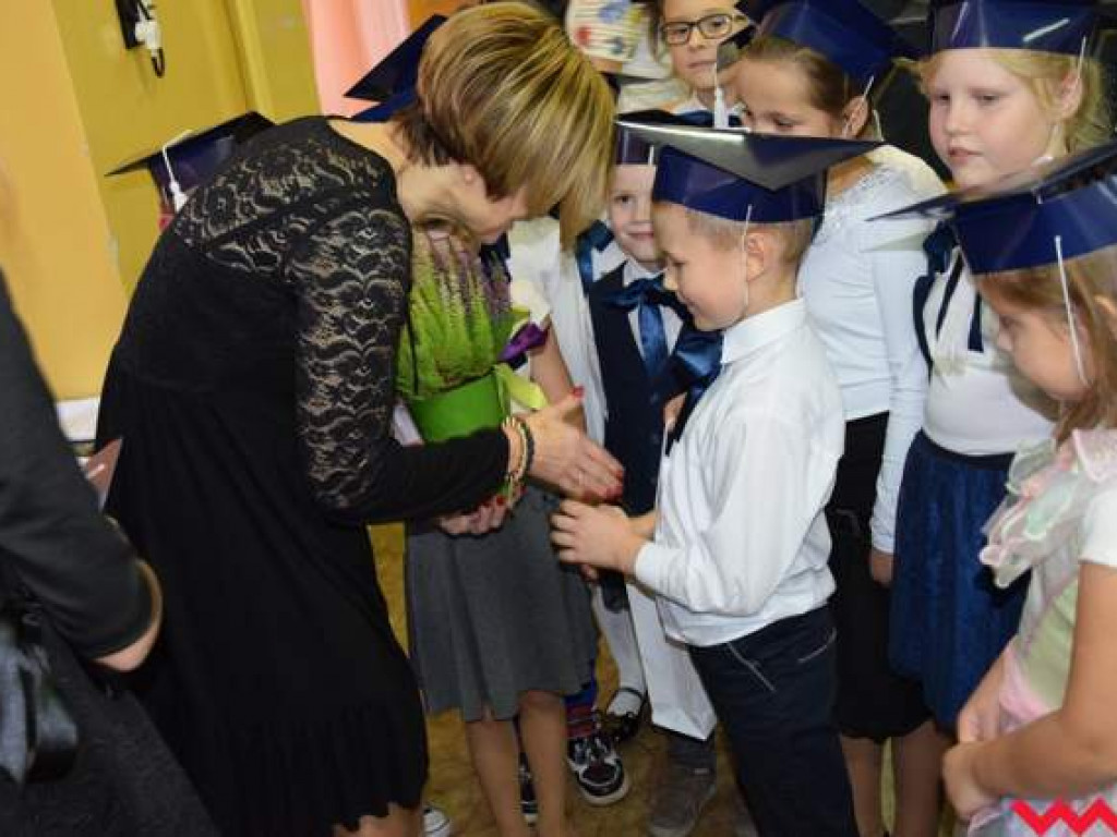 Nowy narybek Zespołu Szkolno-Przedszkolnego w Kołaczkowie. Dyrektor dokonała aktu pasowania na pierwszoklasistów