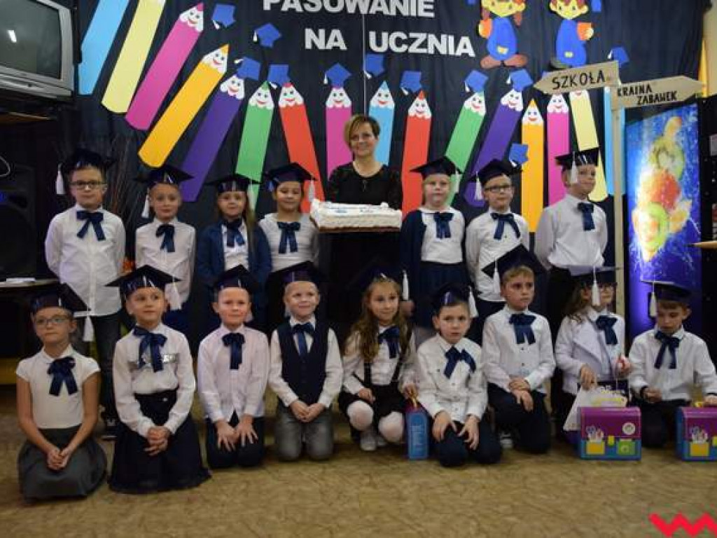 Nowy narybek Zespołu Szkolno-Przedszkolnego w Kołaczkowie. Dyrektor dokonała aktu pasowania na pierwszoklasistów