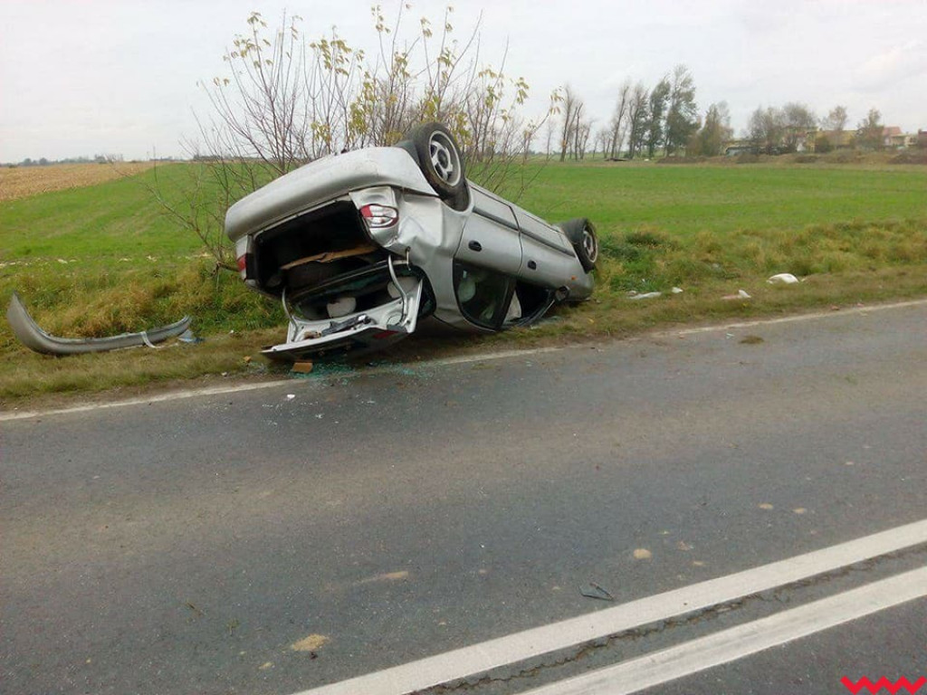 Samochód osobowy dachował w Węgierkach