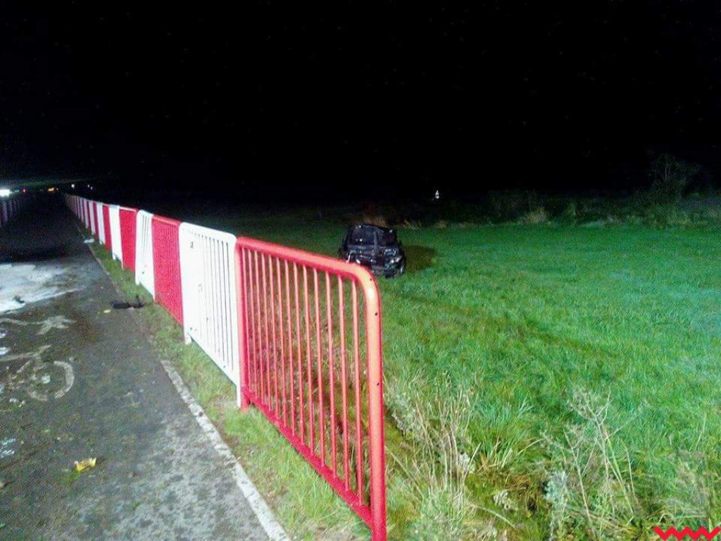 Stracił panowanie nad autem. Samochód dachował