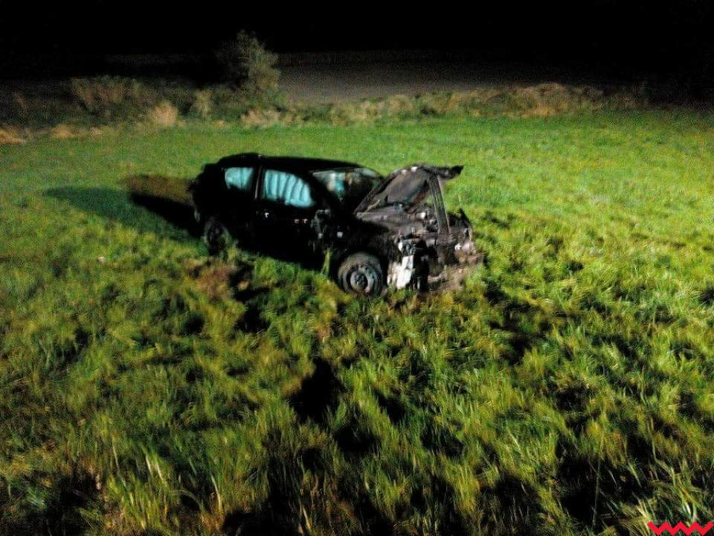 Stracił panowanie nad autem. Samochód dachował