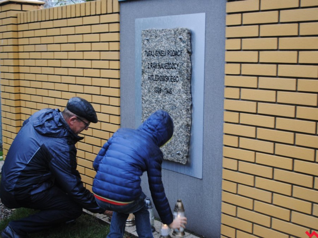Miejsca zbrodni, na co dzień mijane bez uwagi. W niedzielę zapłonęły tam znicze