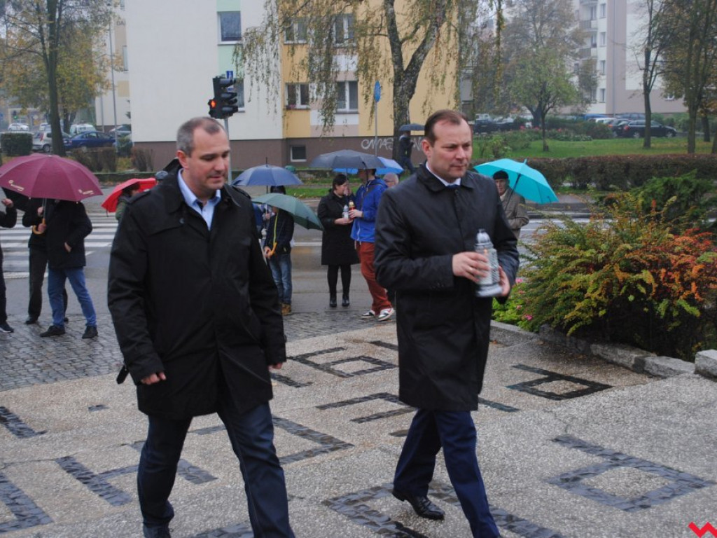 Miejsca zbrodni, na co dzień mijane bez uwagi. W niedzielę zapłonęły tam znicze
