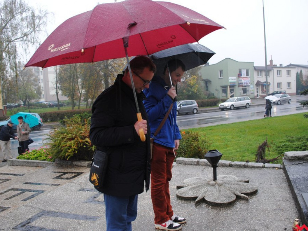 Miejsca zbrodni, na co dzień mijane bez uwagi. W niedzielę zapłonęły tam znicze