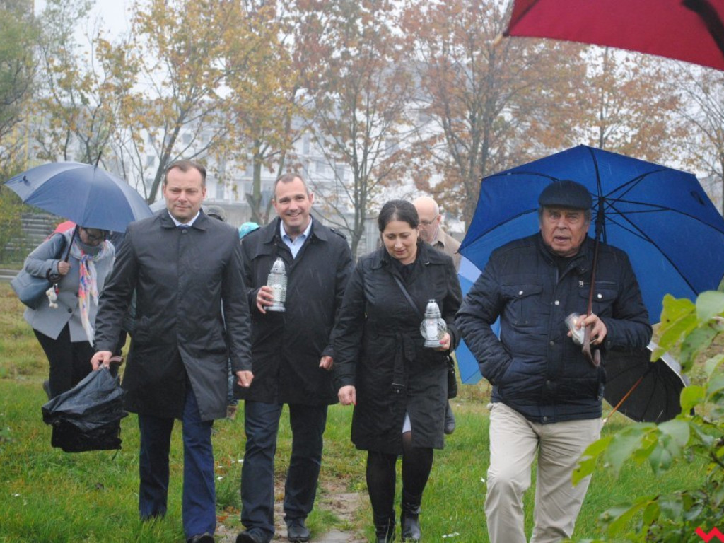 Miejsca zbrodni, na co dzień mijane bez uwagi. W niedzielę zapłonęły tam znicze