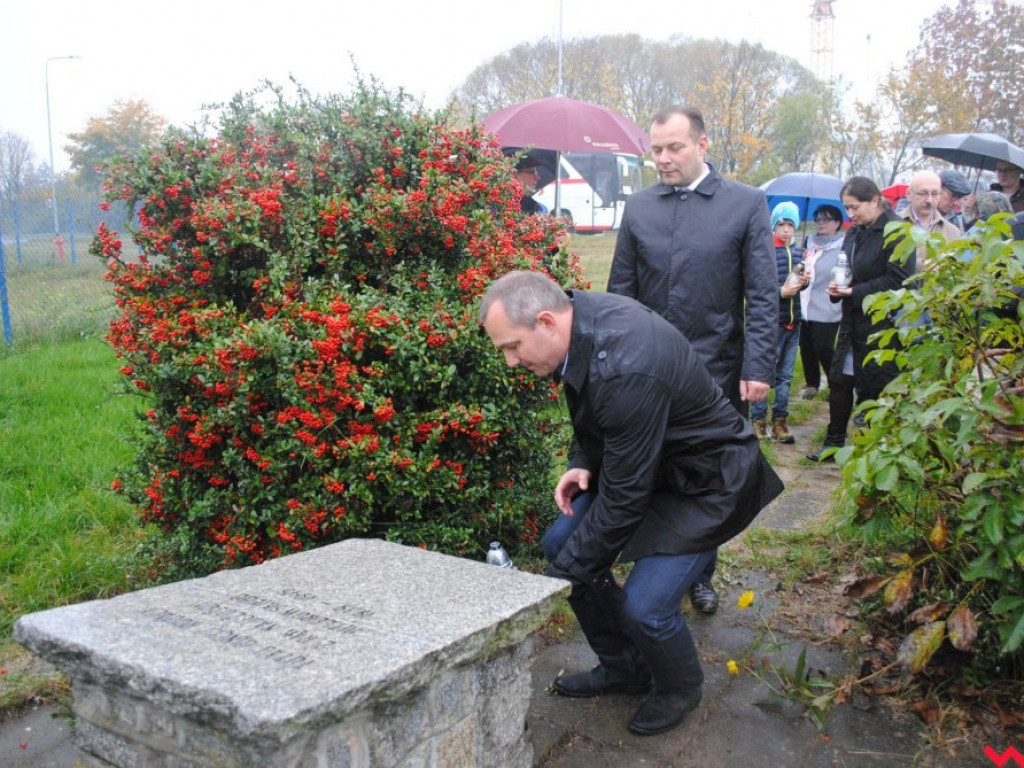 Miejsca zbrodni, na co dzień mijane bez uwagi. W niedzielę zapłonęły tam znicze