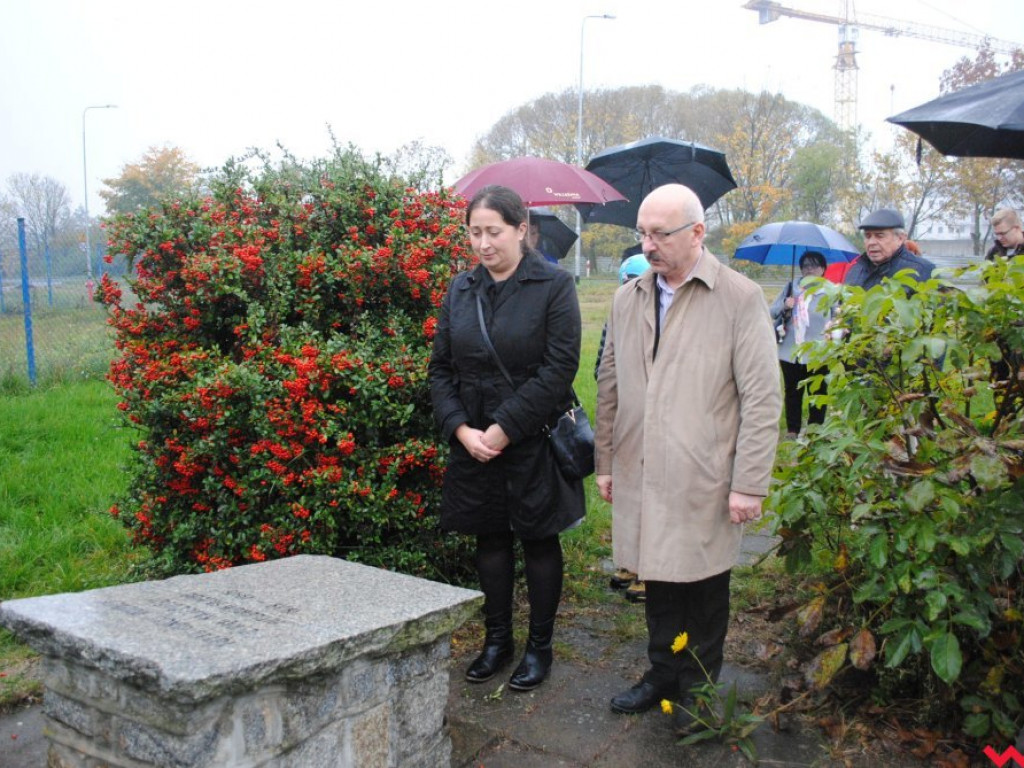 Miejsca zbrodni, na co dzień mijane bez uwagi. W niedzielę zapłonęły tam znicze