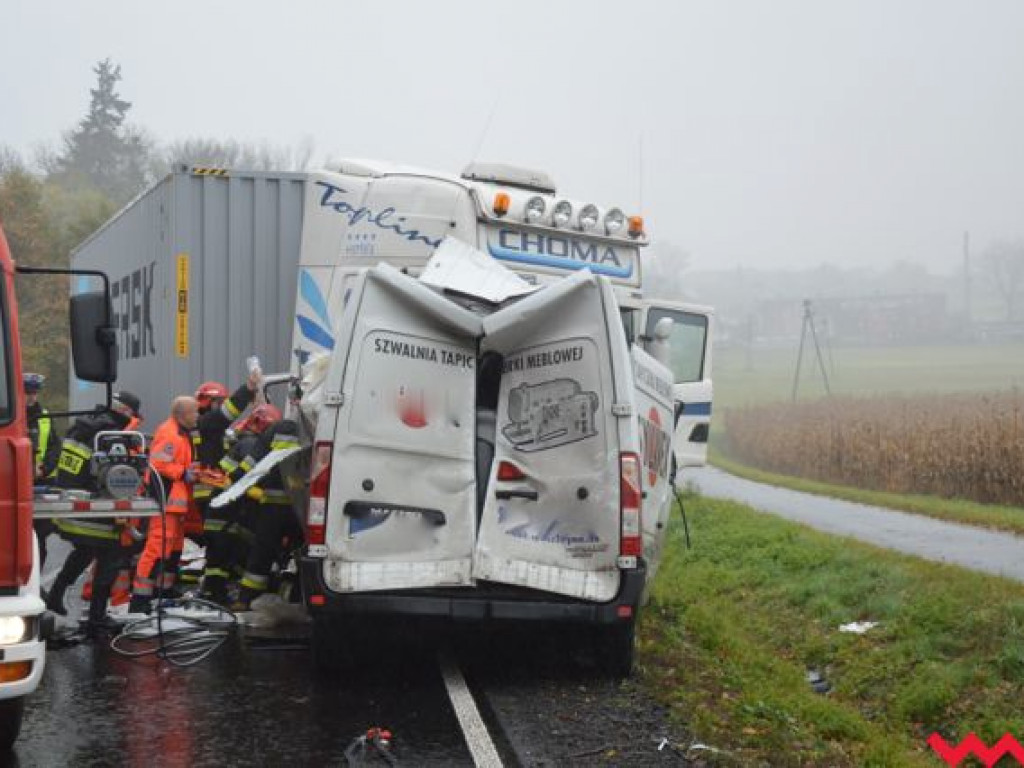 Ciężarówka uderzyła w busa. Jedna osoba w stanie ciężkim trafiła do szpitala AKTUALIZACJA