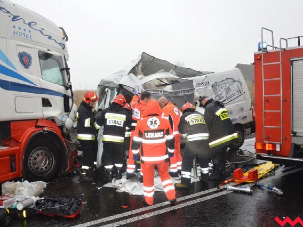 Ciężarówka uderzyła w busa. Jedna osoba w stanie ciężkim trafiła do szpitala AKTUALIZACJA