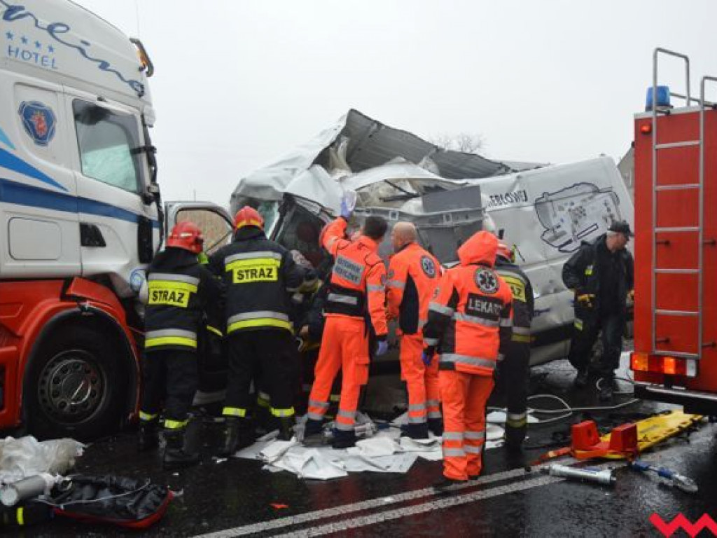 Ciężarówka uderzyła w busa. Jedna osoba w stanie ciężkim trafiła do szpitala AKTUALIZACJA