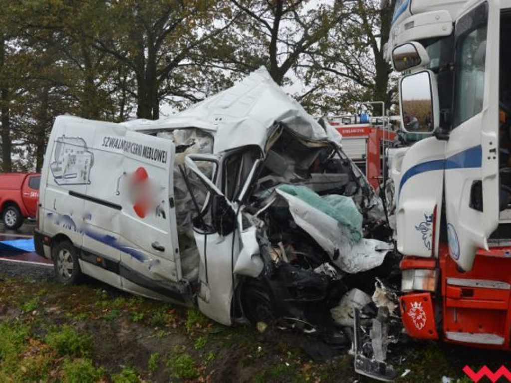 Ciężarówka uderzyła w busa. Jedna osoba w stanie ciężkim trafiła do szpitala AKTUALIZACJA