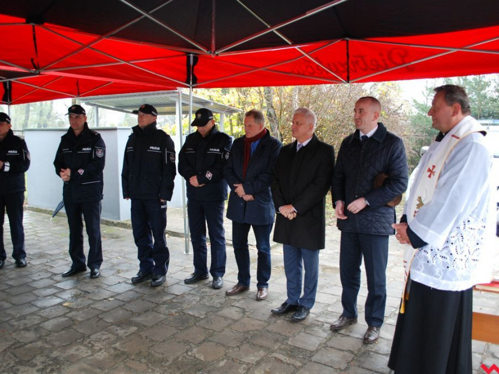Odnowiony posterunek w Pyzdrach i nowy vw crafter dla wrzesińskiej policji