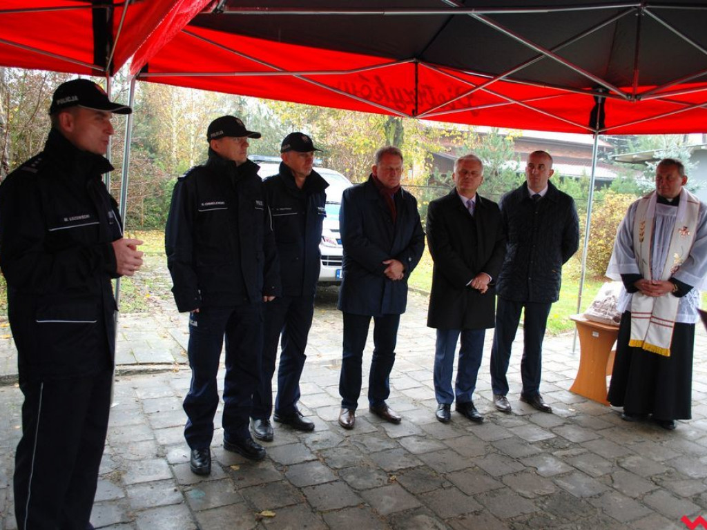 Odnowiony posterunek w Pyzdrach i nowy vw crafter dla wrzesińskiej policji