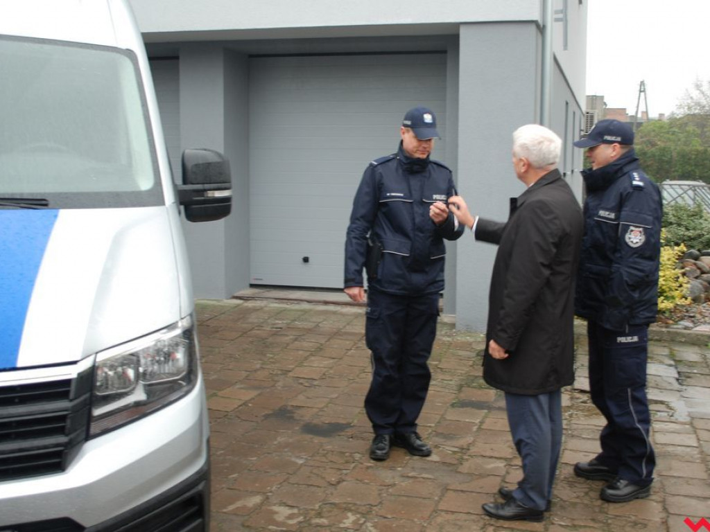 Odnowiony posterunek w Pyzdrach i nowy vw crafter dla wrzesińskiej policji