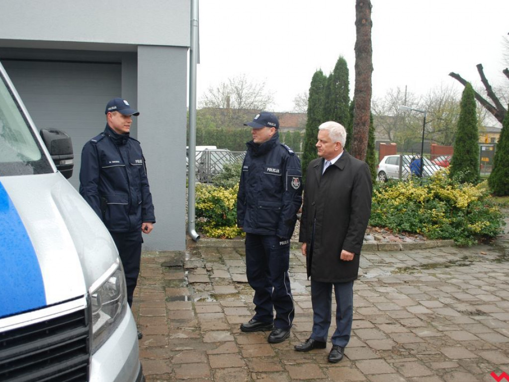 Odnowiony posterunek w Pyzdrach i nowy vw crafter dla wrzesińskiej policji