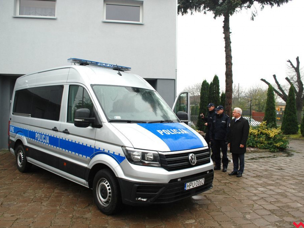 Odnowiony posterunek w Pyzdrach i nowy vw crafter dla wrzesińskiej policji