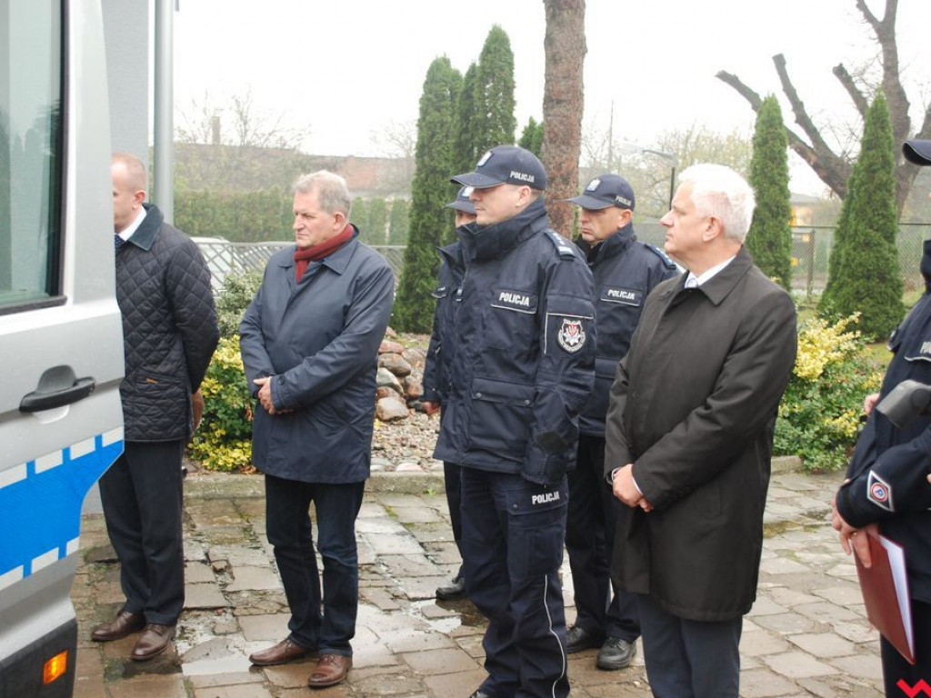 Odnowiony posterunek w Pyzdrach i nowy vw crafter dla wrzesińskiej policji