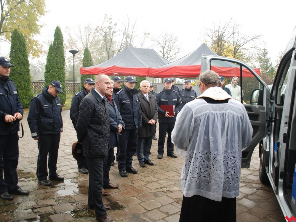 Odnowiony posterunek w Pyzdrach i nowy vw crafter dla wrzesińskiej policji